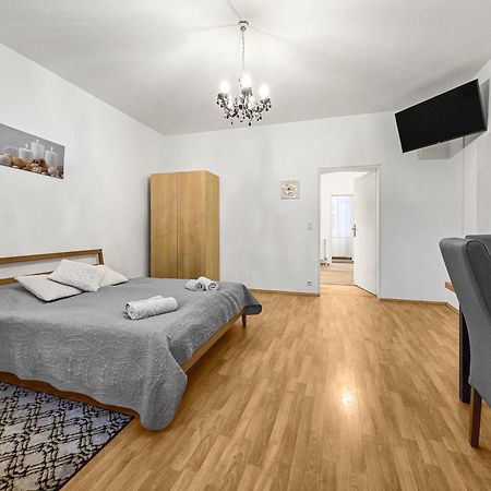 Modern Three-Bedroom, Triple King Beds Вена Экстерьер фото