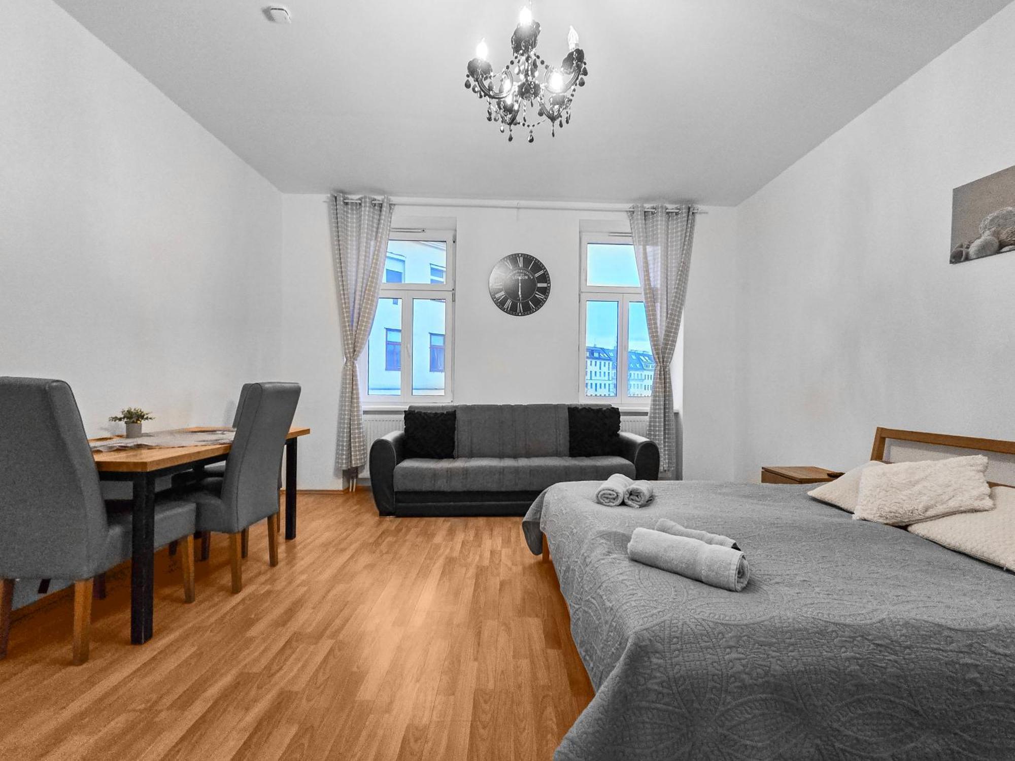 Modern Three-Bedroom, Triple King Beds Вена Экстерьер фото